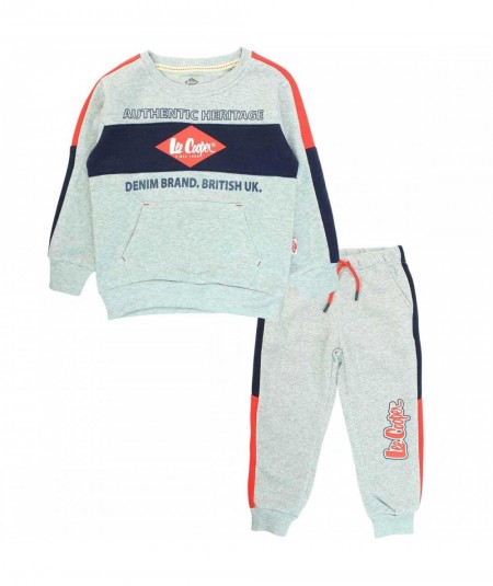 Jogging Lee Cooper.